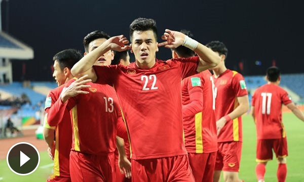 Phút thứ 70, cầu thủ đang bị nghi ngờ về phong độ Phan Văn Đức được thay vào sân thay cho Nguyễn Tiến Linh