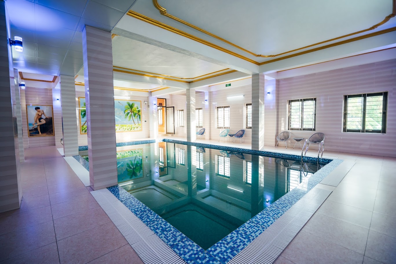Bể bơi bốn mùa tại khách sạn Nam Hồng Hotel