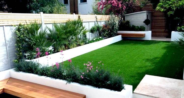 Taman Sederhana Depan Rumah dengan Rumput Hijau
