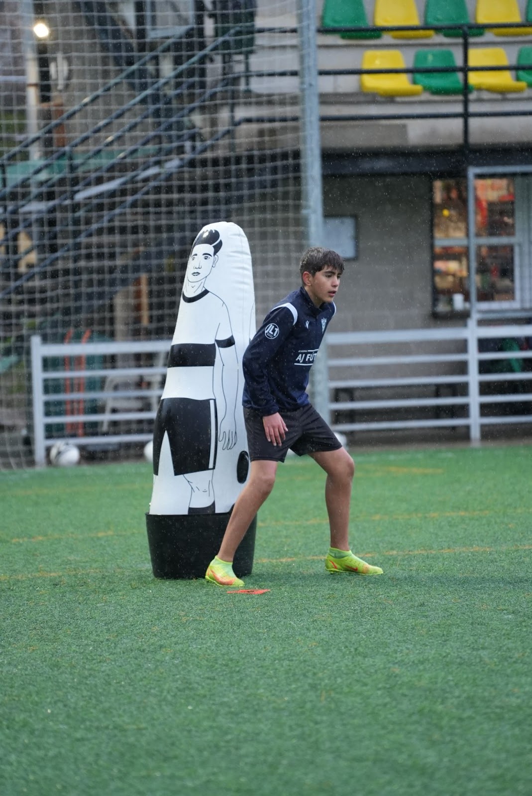 Uno de nuestros jugadores AJ trabajando el juego de espaldas con los monigotes de la academia. 