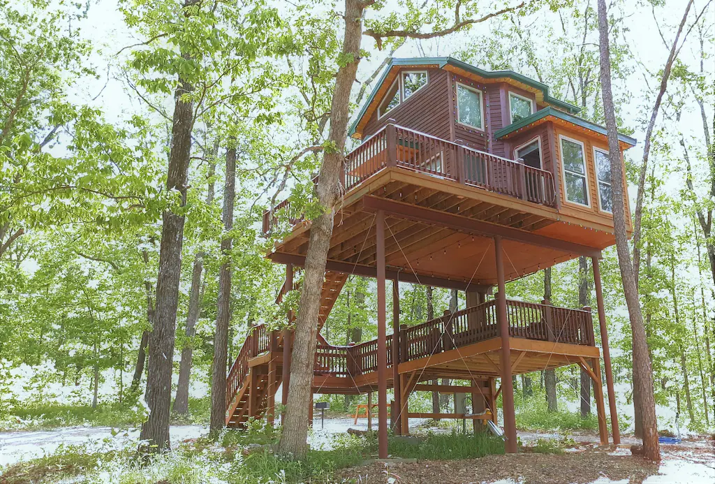 High Hope Tree House at Spring Lake Ranch Treehouse - Best Secluded Treehouse Cabins with Hot Tub in Missouri for Couples