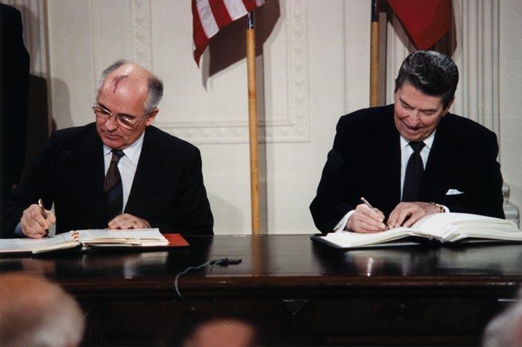 http://sapidadam.com/images/articles/2013_01/5971/u2_Reagan_and_Gorbachev_signing.jpg