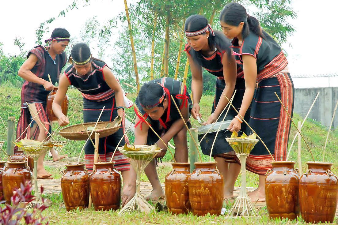 Du lịch Tây Nguyên mua rượu cần làm quà- du lịch Tây Nguyên giá rẻ