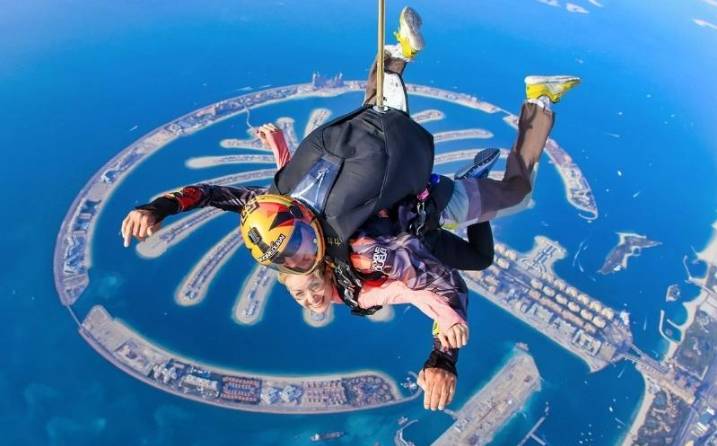 Skydiving là một dịch vụ giải trí hot tại Dubai