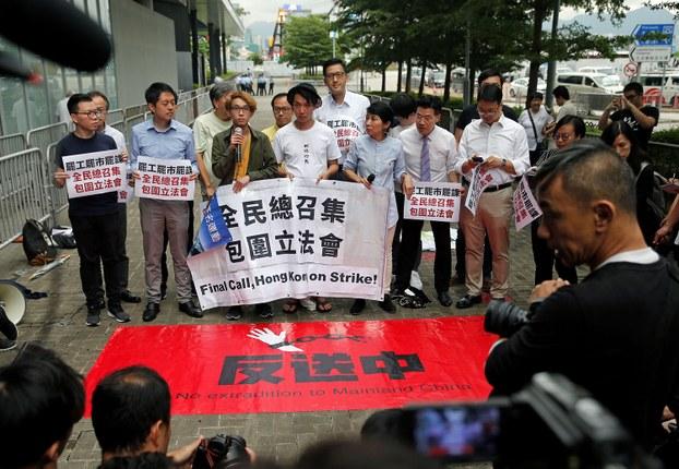 “送中”条例通过在即,民间发起“三罢” 号召包围立法会。2019年6月11日,民主派立法委员毛孟静和抗议组织者岑子杰在中香港立法会大楼外示威。(路透社)