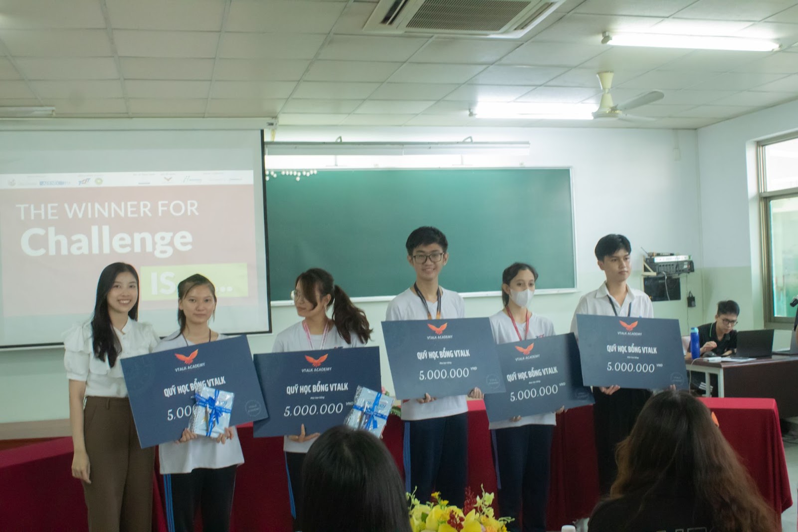 Học viện Kỹ năng VTALK tặng 5 suất học bổng tại sự kiện của AIESEC