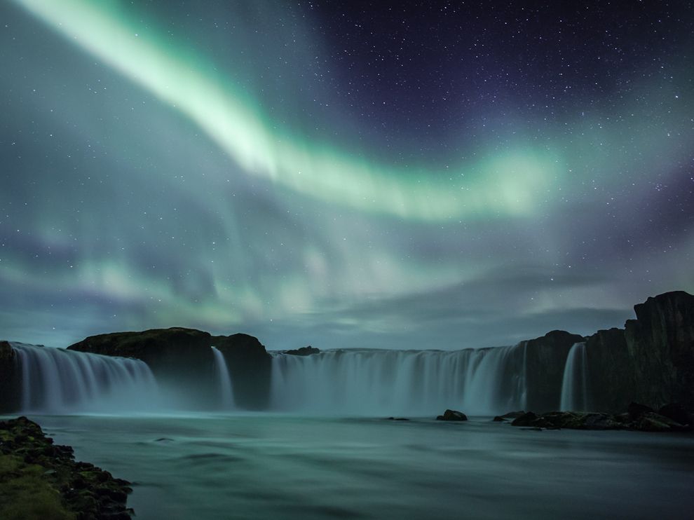 godafoss-aurora-iceland_65568_990x742.jpg