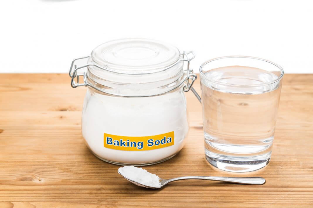 Dùng bột baking soda hòa với nước, lấy khăn thấm dung dịch này và lau trên bề mặt gối