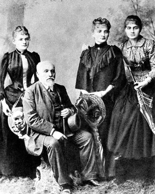 Marie (ngoài cùng bên trái) cùng cha Władysław Skłodowski và hai chị Bronya và Helena, 1890 (Ảnh: Wikipedia Commons)