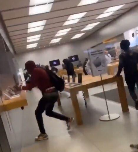 애플 스토어에서 물건을 훔치는 시민들. /페이스북