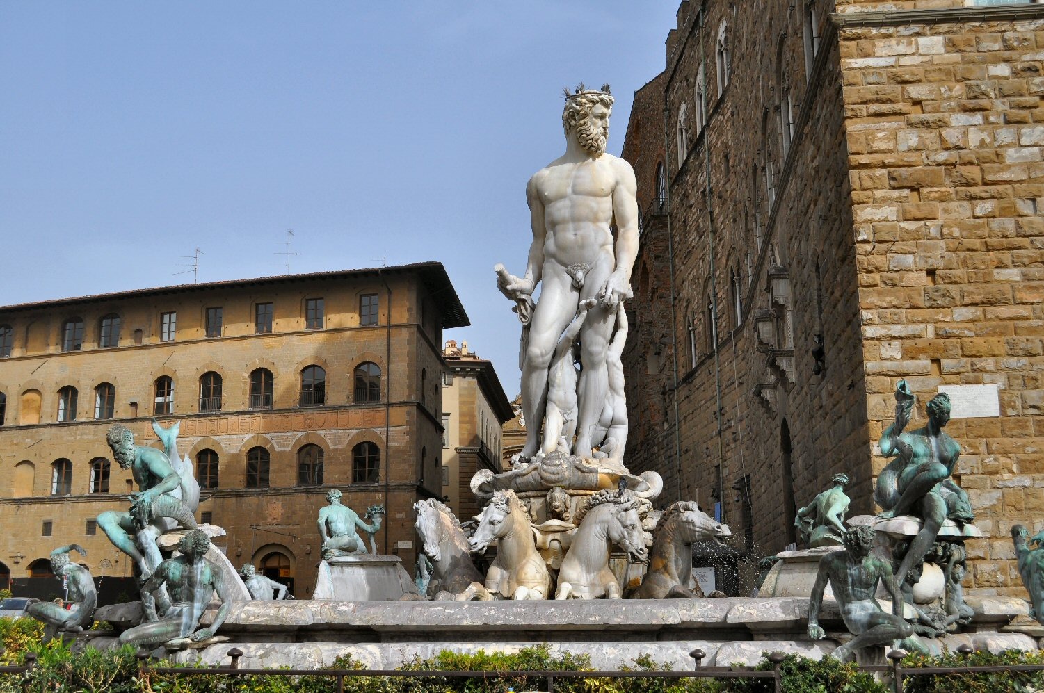 7085692-Fountain_of_Neptune_central_meeting_point_Florence.jpg