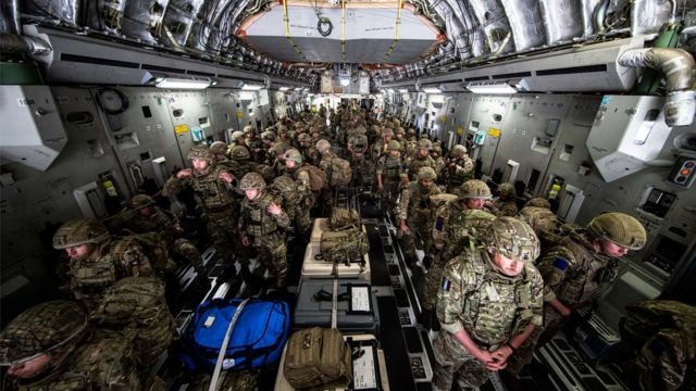 Бойцы 16-й десантной бригады британской армии летят в Кабул