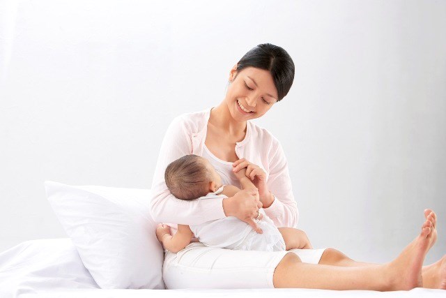 Sau sinh dùng gì cho da mặt đẹp? Là vấn đề được hầu hết các mẹ bỉm sữa quan tâm, để nhanh chóng khôi phục làn da sau sinh mà không làm ảnh hưởng đến chất lượng sữa mẹ.