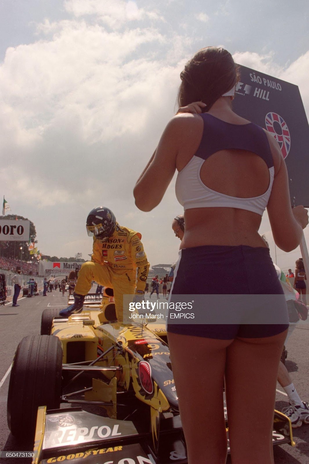 D:\Documenti\posts\posts\Women and motorsport\foto\Getty e altre\damon-hill-on-the-grid-with-his-grid-girl-picture-id650473130.jpg