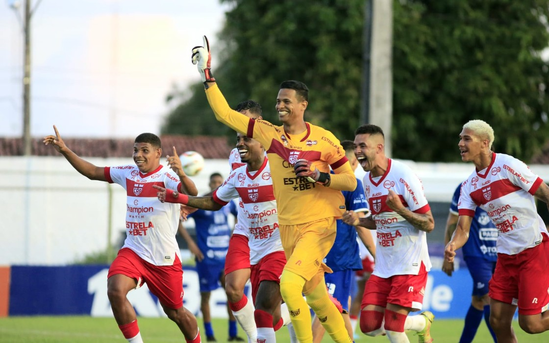 Jogadores do CRB comemoram defesa do goleiro Diogo Silva