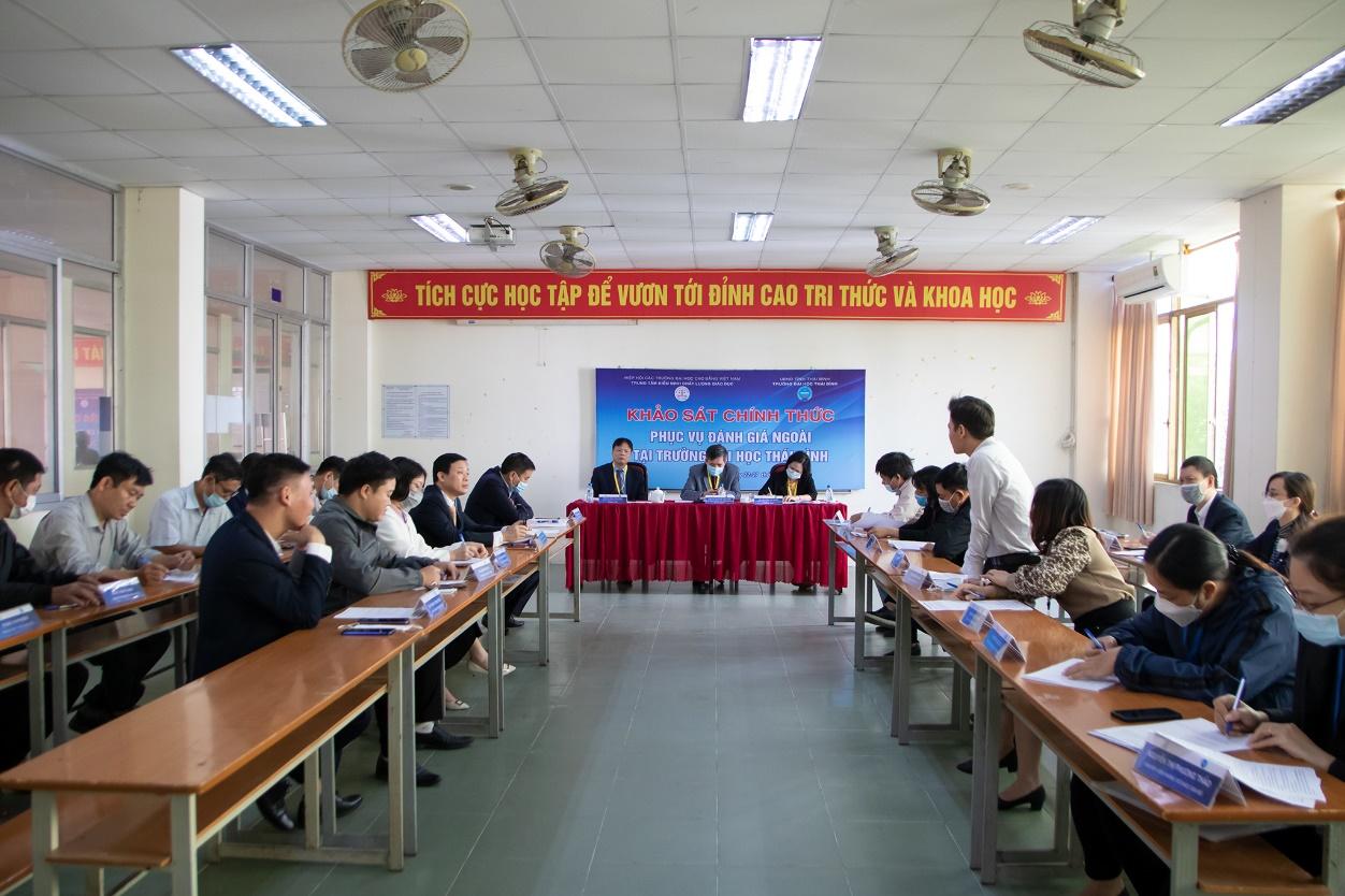 A group of people sitting at tables

Description automatically generated with low confidence