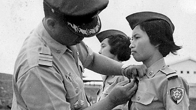 Lulu Lugiyati (kanan) dan Herdini (tengah) dilantik menjadi penerbang perempuan pertama di TNI AU oleh Komandan Wing saat itu. Hanya dua dari tiga calon penerbang perempuan yang lulus di masa itu dan selanjutnya bertugas sebagai penerbang solo dengan pesawat ringan Piper Cub. 