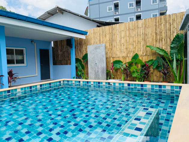 blue tiled plunge pool with benches and blue sky