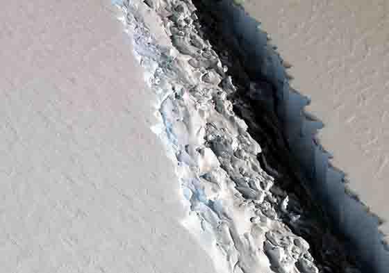 Retakan Es di Benua Antartika