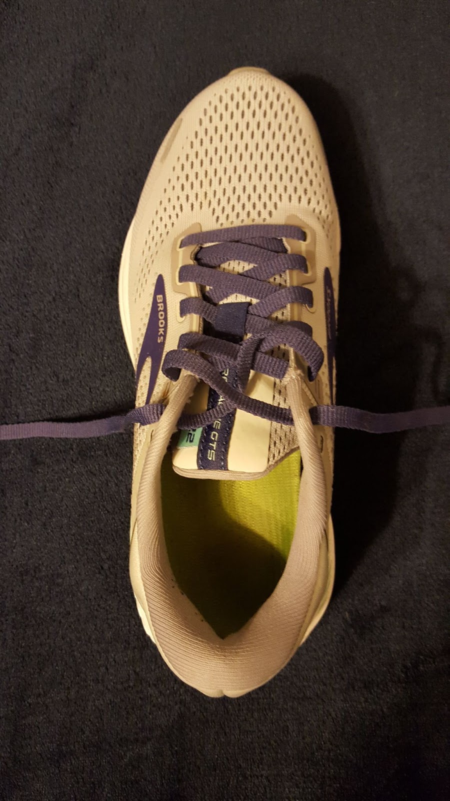 A cross cross lacing shoe pattern.