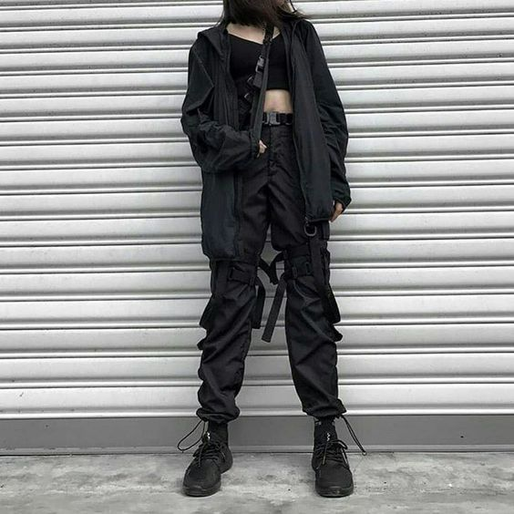 Đỉnh của chóp với cách mix đen tông xuyệt tông cùng quần Jogger nữ
