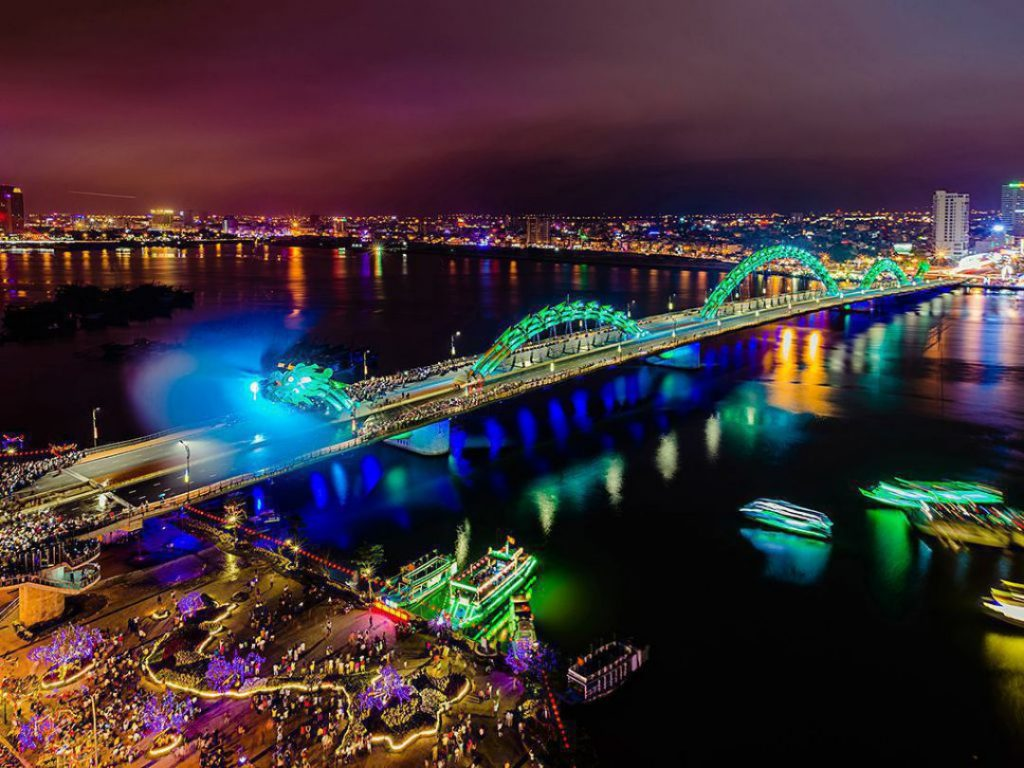 Cầu Rồng phun nước thành luồng hơi mạnh mẽ và đẹp mắt, thể hiện khát vọng vươn tầm quốc tế của Đà Nẵng trong tương lai