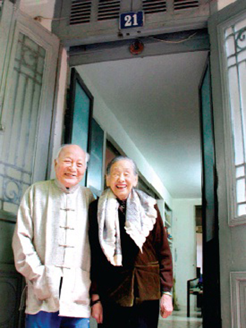 Nhà văn Tô Hoài và phu nhân vẫn luôn bên nhau. Ảnh: Nguyễn Đình Toán.