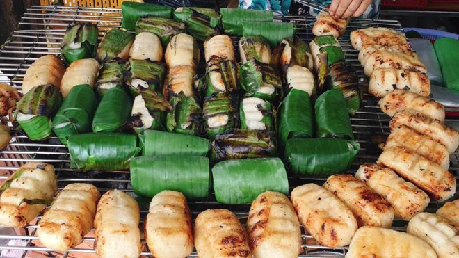 Vietnamese grilled banana wrapped in sticky rice (Bánh chuối nướng) - Sài Gòn