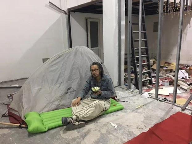 017年3月21日,宋庄艺术家华涌在一片狼藉的工作室里,搭建帐篷休息。(受访者提供/记者丁汶淇)
