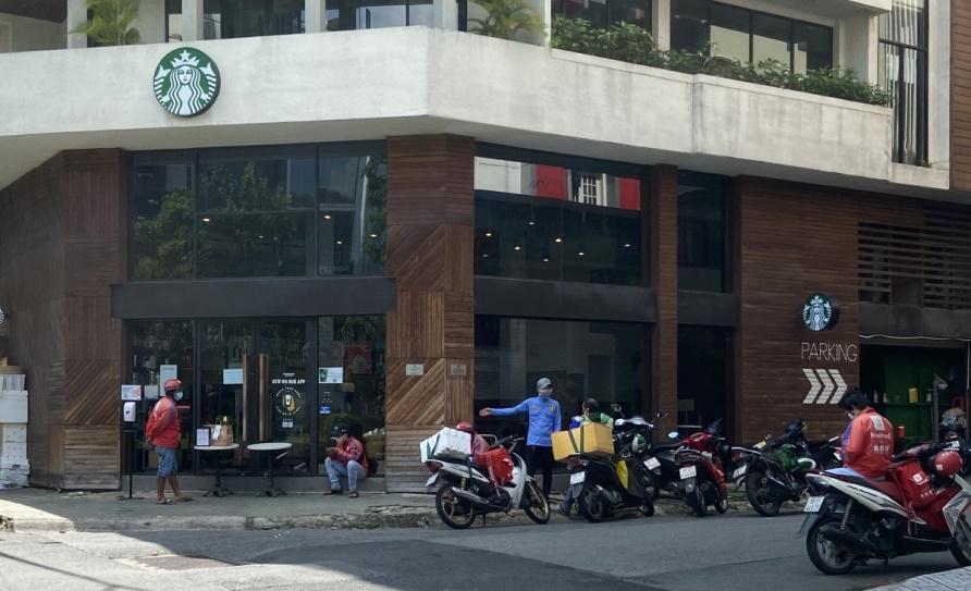https://saigonnhonews.com/wp-content/uploads/2023/01/4.1.23_Shipper-cho-lay-ca-phe-mang-di-hoi-thang-9.2021-tai-mot-quan-ca-phe-Starbucks-tai-quan-Phu-Nhuan_Anh-An-Vui.jpg