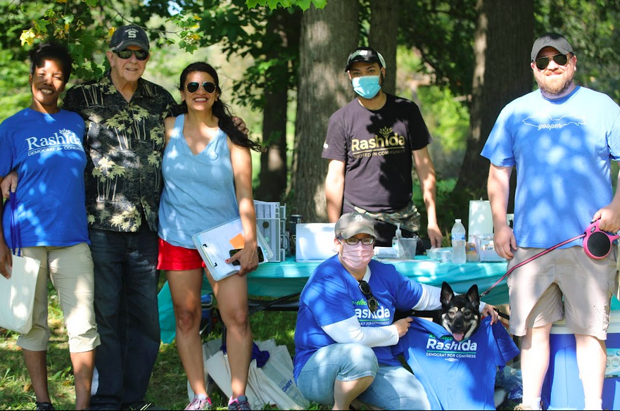 Image of Rashida with volunteers at a park