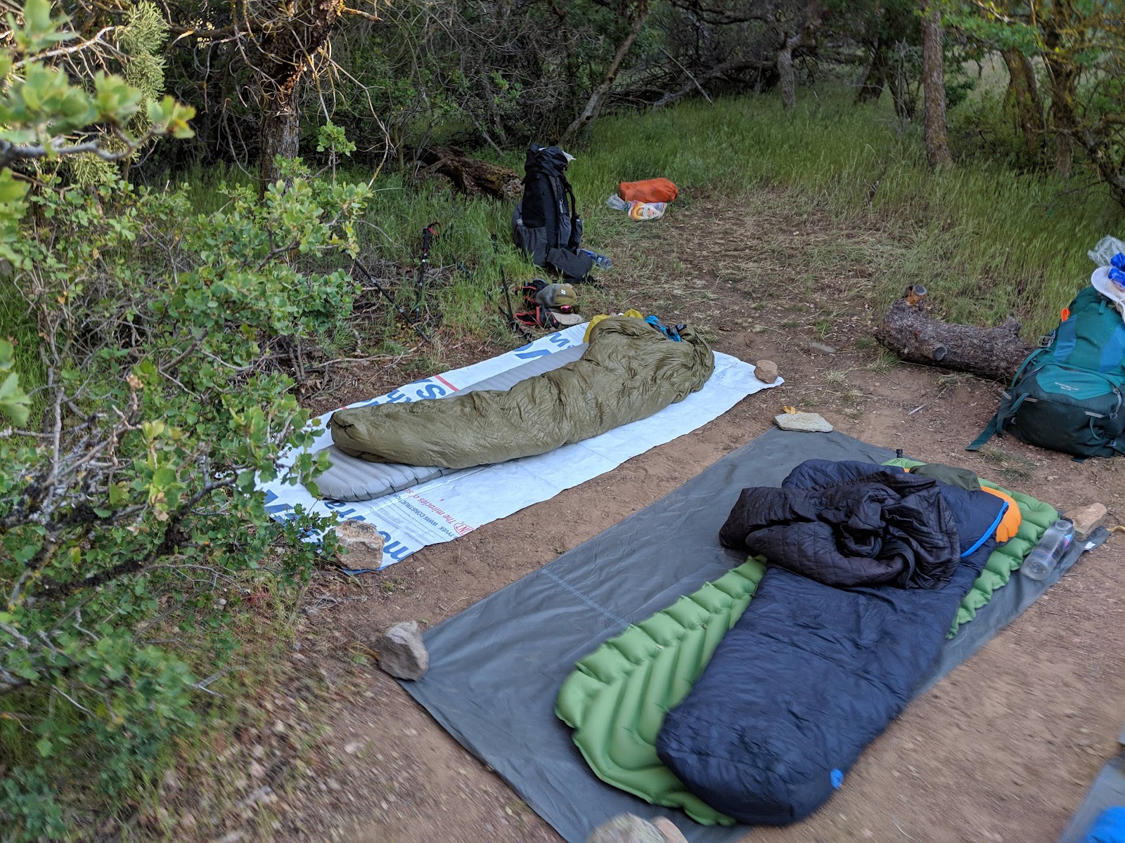 De quilt en slaapmatje liggen klaar voor een nachtje cowboy camping