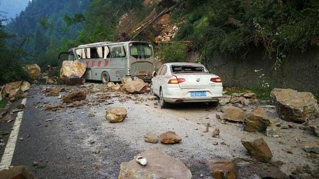 九寨沟公里上,旅游客车被山上的坠石砸毁。(媒体人提供)