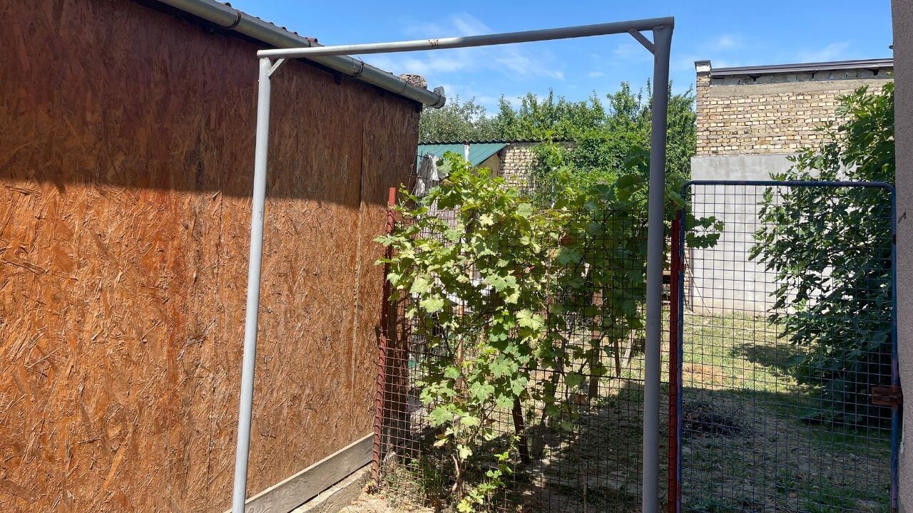 Image of a outdoor pull-up bar outside Vanja's house.