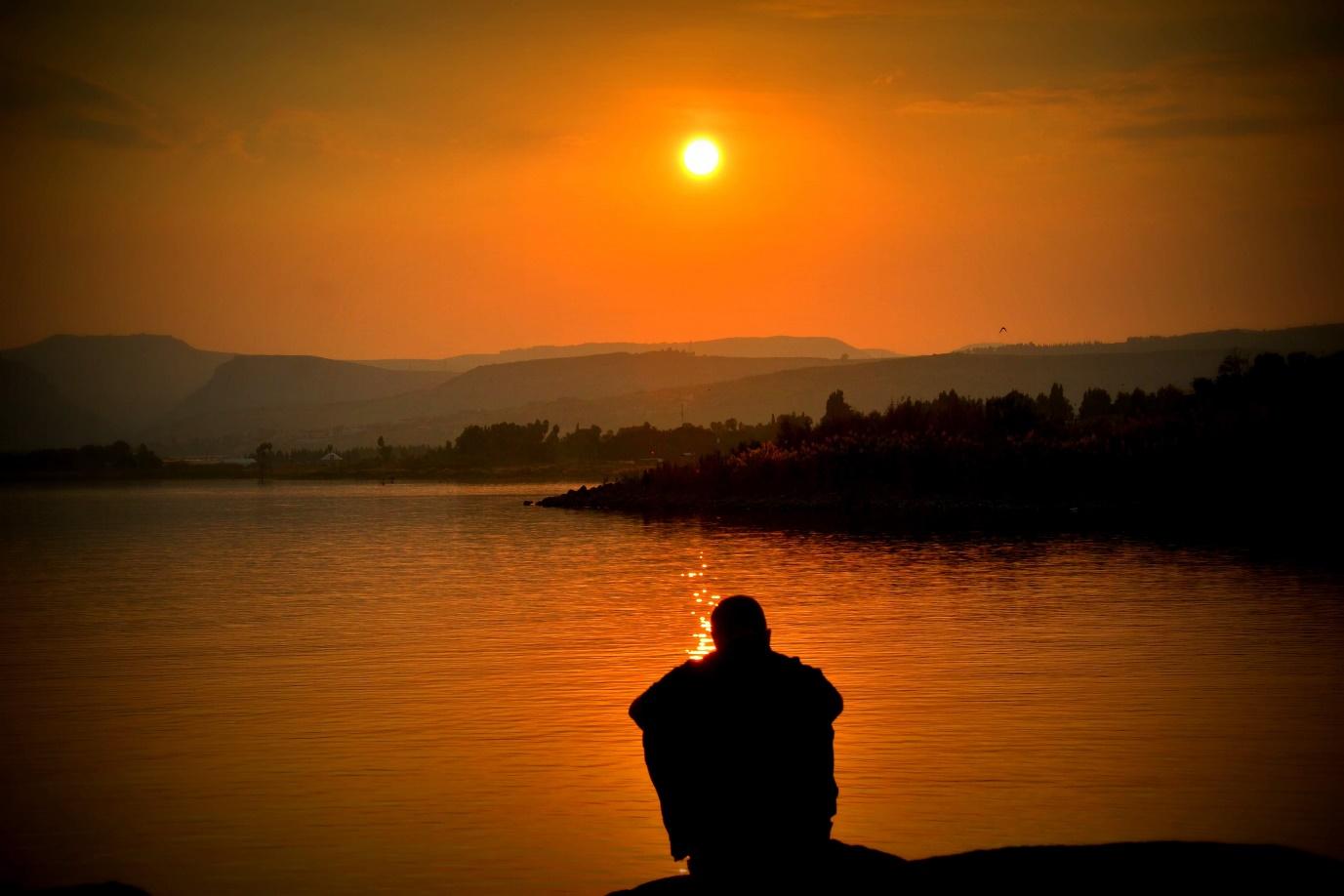 D:\Downloads\adventure-alone-contemplate-54379 (1).jpg