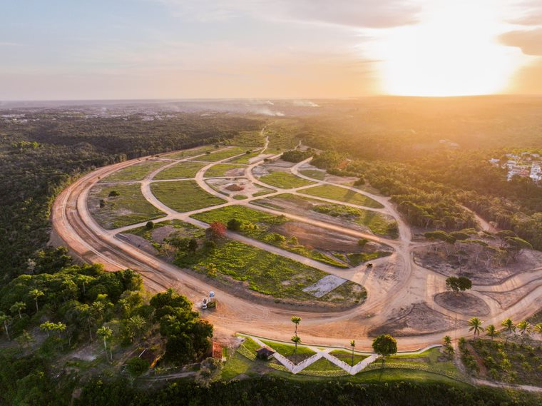 Imagem aérea da construção do Residencial Golden Mundaí, em Porto Seguro, parte do post sobre o aniversário de 14 anos da Soma Urbanismo.