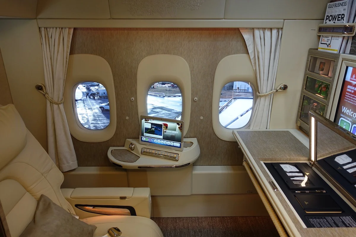 First class купить. Emirates 777 first class. Emirates b777 first class. Emirates 1 класс. Первый класс Боинг 777 Эмирейтс.