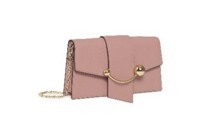 A pink purse with a gold chain

Description automatically generated