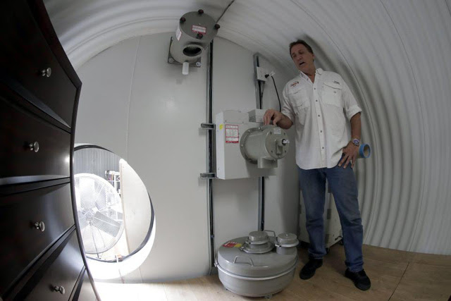 Ông Hubbard đứng cạnh hệ thống lọc không khí bên trong boong ke. Hệ thống này sẽ giúp bảo vệ con người trong trường hợp xảy ra cuộc tấn công hạt nhân. (Ảnh: EPA)