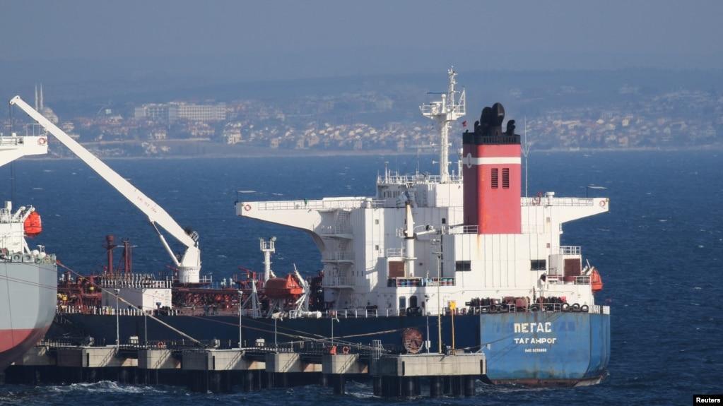 Một tàu chở dầu mang quốc tịch Nga.