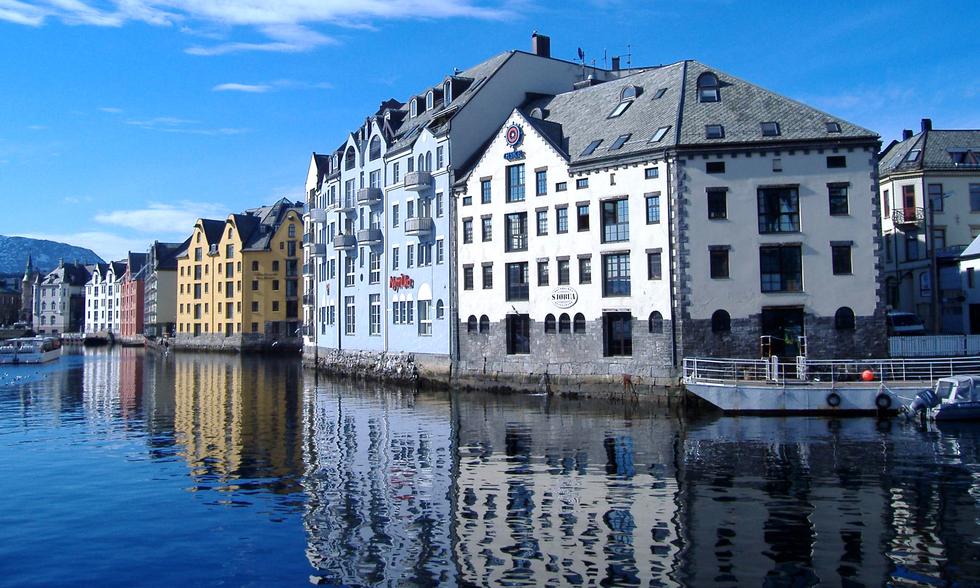 Ålesund en av Europas mest særpregede byer med arkitektur i jugendstil. Foto: Andrea Giubelli / Visit Norway