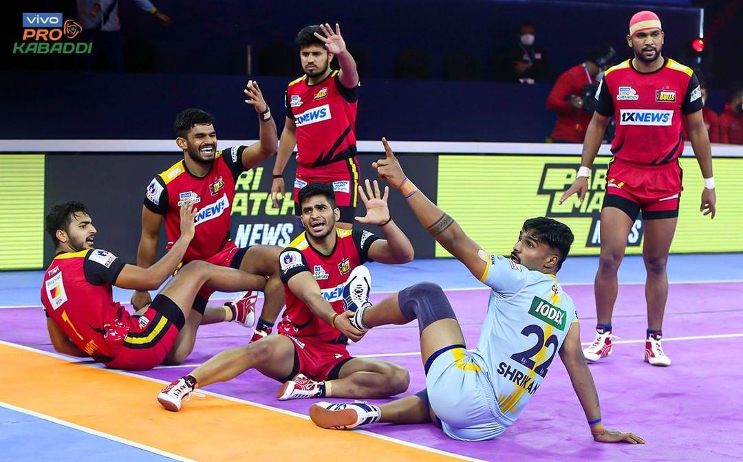 Shrikant Jadhav escapes an ankle hold and claims another touchpoint