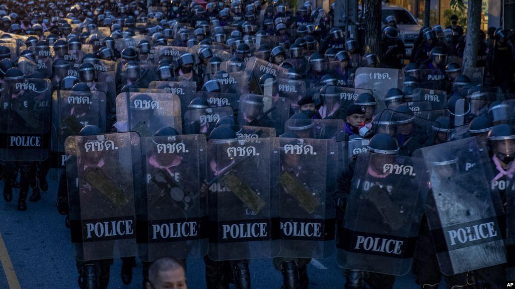 泰国防暴警察在曼谷的政府大厦附近驱赶一小群要求民主的抗议者。(2010年10月15日)