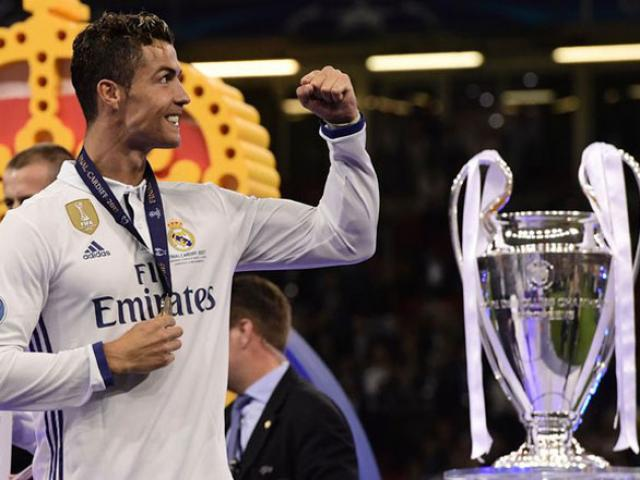 CR7 bên cạnh chiếc cúp vô địch C1