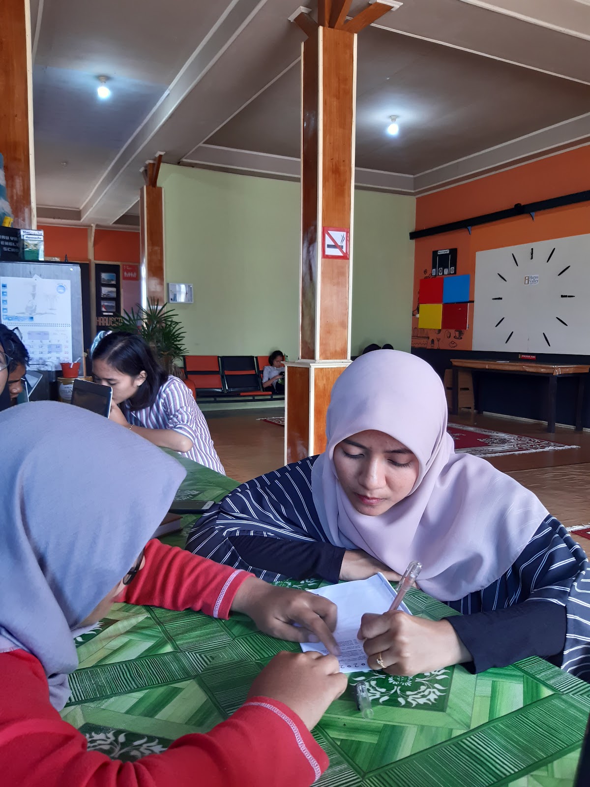 cari jati diri di tempat kursus bahasa Inggris kampung inggris harau valley english school harau.org