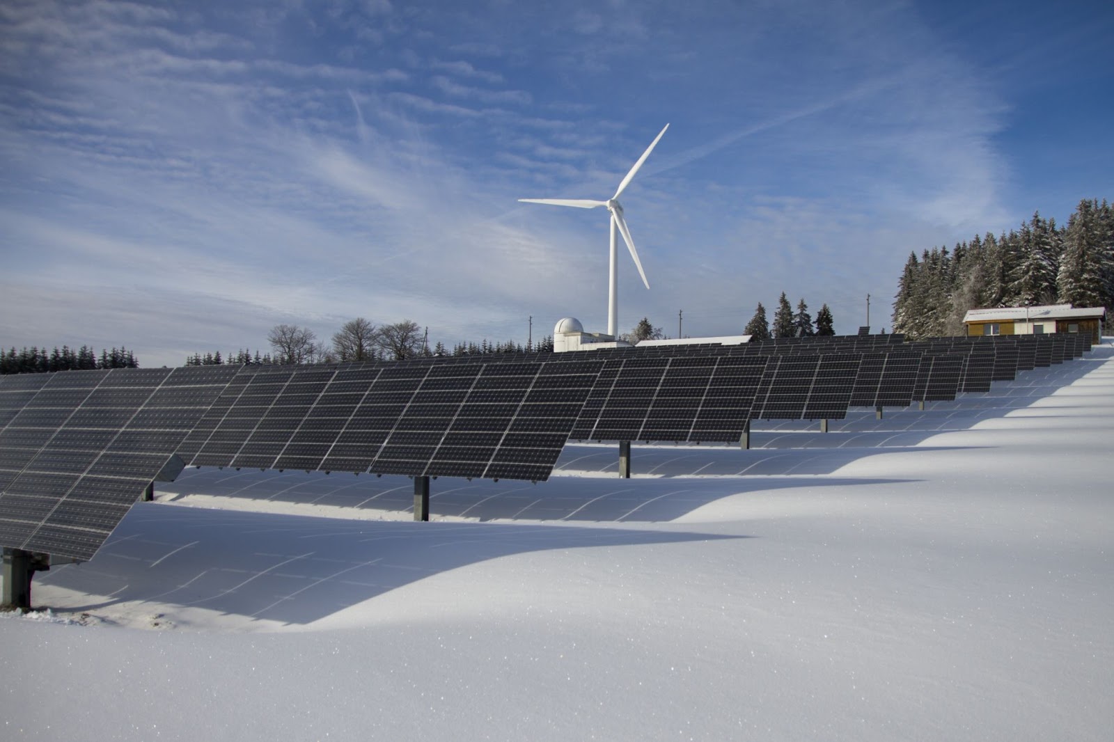 雪の上にある風力発電と太陽光発電