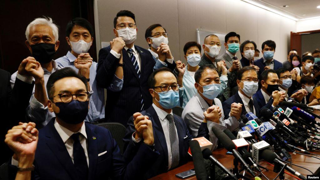 在四位民主派议员被取消议员资格后,香港立法会15名泛民主派议员宣布集体辞职。(2020年11月11日)