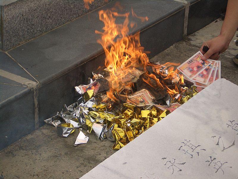 Arquivo: Burning-dinheiro-e-yuanbao-at-the-cemitério-3249.JPG