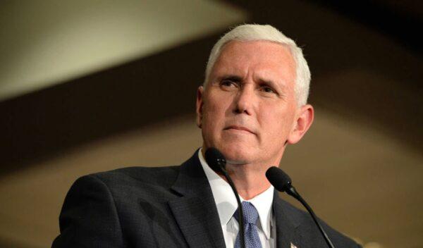 Ứng cử viên phó tổng thống đương thời của Đảng Cộng Hòa, Thống đốc Indiana, Mike Pence, nói chuyện với những người ủng hộ tại một cuộc tập hợp ở Chesterfield, Missouri, vào ngày 06/09/2016. (Ảnh: Gino Santa Maria/Shutterstock)