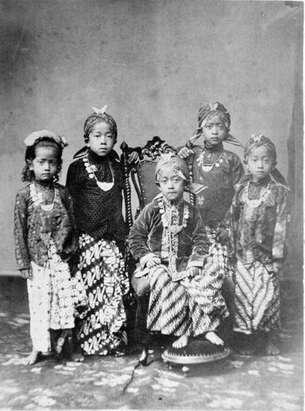 Berkas:COLLECTIE TROPENMUSEUM Prinsen en prinsessen in de kraton van Jogjakarta TMnr 60001477.jpg